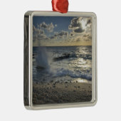 Karibisches Meer, Kaimaninseln.  Wellen Ornament Aus Metall (Rechts)