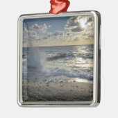 Karibisches Meer, Kaimaninseln.  Wellen Ornament Aus Metall (Links)