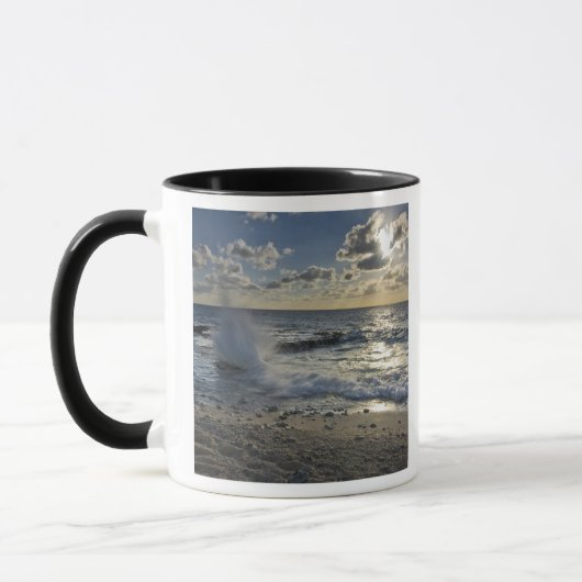 Karibisches Meer, Kaimaninseln.  Wellen Tasse (Links)