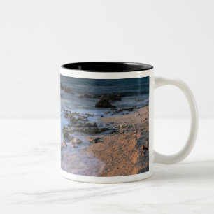 Karibisches Meer, Kaimaninseln.  Wellen Zweifarbige Tasse