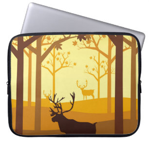 Karibu-Silhouette im Wald am herbstlichen Meer Laptopschutzhülle
