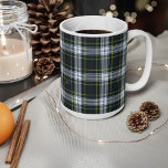Kariert Clan Gordon Green White Tartan Kaffeetasse<br><div class="desc">Klassische Kaffeemaschine-Tasse mit dem beliebten karierten Clan Gordon. Dieses klassische karierte Muster macht diese heiße Schokoladentasse zu einem wertvollen Geschenk für jeden Kaffee- oder Teeliebhaber,  der selbst besondere Anlass oder Leckerei mag</div>