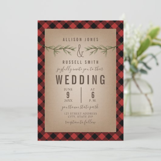 Kariert + Evergreen Tree Branches Wedding Einladung (Stehend Vorderseite)
