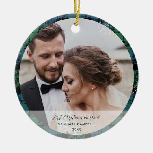 Kariert First Christmas Verheiratet Campbell Tarta Keramik Ornament (Vorne)