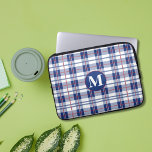 Kariert Laptopschutzhülle<br><div class="desc">Schützen Sie Ihren Laptop mit diesem trendigen, karierten Notebook-Ärmel in Rot, Weiß und Blau. Das ist ein lustiger Laptop-Ärmel für jemanden, der patriotisch ist, die Lieben rot, weiß und blau oder karierte Muster. Der Monogramm-Brief ist anpassbar und würde ein großartiges personalisiertes Geschenk machen.</div>