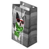 Kariert mit einem Niedlichen Boston Terrier Christ Kleine Geschenktüte (Rückseite Schrägansicht)