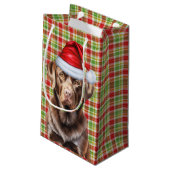 Kariert mit einem Schokolade Labrador Weihnachtshu Kleine Geschenktüte (Rückseite Schrägansicht)