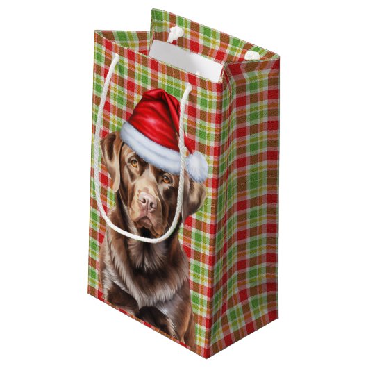 Kariert mit einem Schokolade Labrador Weihnachtshu Kleine Geschenktüte (Rückseite Schrägansicht)