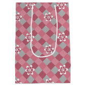 Kariert mit Kamille Blume in Grau und Rosa Mittlere Geschenktüte (Rückseite)