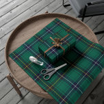 Kariert Rustic Henderson Green Christmas Tartan Geschenkpapier<br><div class="desc">Mit unserem atemberaubenden,  weiß-grünen Karton-Packpapier können Sie Ihre Geschenke im Weihnachtsgeist verwöhnen. Dieses klassische karierte Design verströmt festlichen Beifall und verleiht jedem Geschenk eine Touch Eleganz. Ideal,  um Ihren Lieben ein unvergessliches Erlebnis zu bieten.</div>