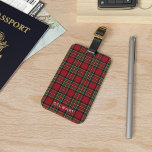 Kariert Rustikales Rot und Grüner Stewart Tartan Gepäckanhänger<br><div class="desc">Ein stilvolles und praktisches Accessoire für den modernen Reisenden. Dieses Tag verbindet Mode und Funktion nahtlos und ist somit der perfekte Reisebegleiter für alle, die sowohl Ästhetik als auch Nützlichkeit schätzen. Das karierte Muster verleiht Ihrem Gepäck nicht nur eine Touch zeitloser Eleganz, sondern sorgt auch für eine einfache Identifizierung in...</div>