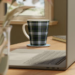Kariert Rustikales Tartan Clan Gordon Elegant Milchtasse<br><div class="desc">Klassische latte Tasse mit dem beliebten karierten Muster des Clans Gordon Scottish. Dieses klassische karierte Muster macht die Tasse zu einem wertvollen Geschenk für jeden Latte Liebhaber auf jedem besondere Anlass oder jeder Leckerei selbst</div>