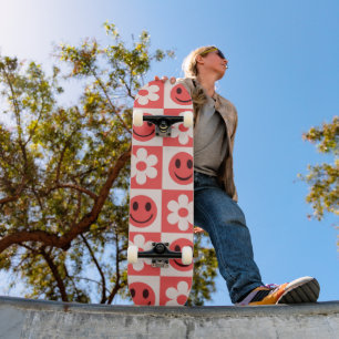 Karierte Blumen und glückliche Gesichter Rot Skateboard