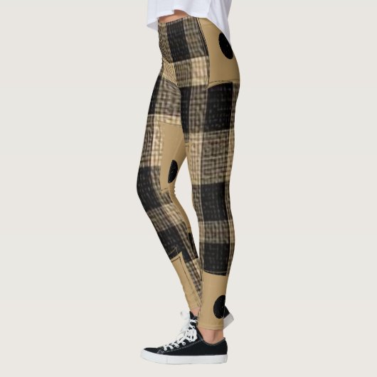 Karierte braune und schwarze Leggings (Links)