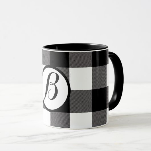 Karierte Buffalo-Plätze mit schwarzem und weißem K Tasse (VorderseiteRechts)