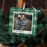 Karierte, grüne und weiße Stofffamilie Foto Ornament Aus Metall<br><div class="desc">Karierte Stoffe aus 2 Foto, grün und weiß. Das Design zeichnet sich durch eine karierte, grüne und weiße Stoffstruktur aus, die Imitate mit hellgrünen und waldgrünen Farbtönen kombiniert. Personalisieren Sie mit zwei speziellen Fotos, eins auf jeder Seite, und passen Sie Ihren Nachnamen und das Jahr an. Von Moodthology Papery entworfen...</div>