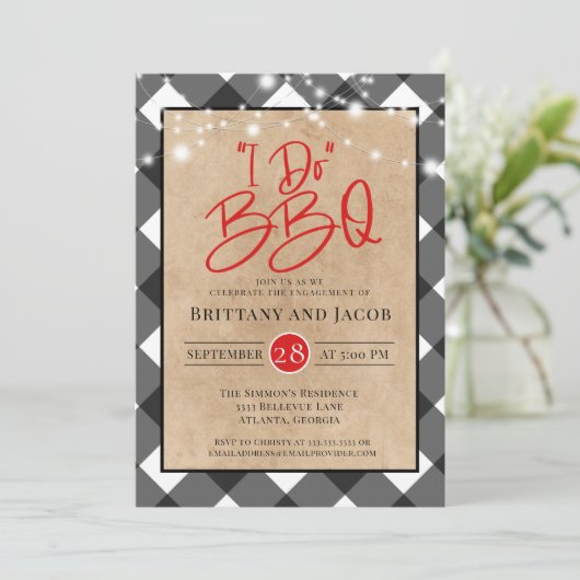 Karierte Kraft String Lights I Do GRILLEN Verlobun Einladung (Stehend Vorderseite)