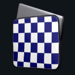 Karierte Marine und Weiß Laptopschutzhülle<br><div class="desc">Coole einfache Marine und weißes checkered Muster wird von den Reihen der wechselnden weißen und dunkelblauen Quadrate gemacht. Fühlen Sie sich frei, das Produkt besonders anzufertigen, um es Ihre Selbst zu machen. Digital geschaffen Bild des Pixels 9000 x 6000. Copyright ©2013 Claire E. Skinner, alle Rechte vorbehalten. Um diesen Entwurf...</div>