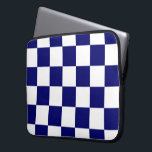 Karierte Marine und Weiß Laptopschutzhülle<br><div class="desc">Coole einfache Marine und weißes checkered Muster wird von den Reihen der wechselnden weißen und dunkelblauen Quadrate gemacht. Fühlen Sie sich frei, das Produkt besonders anzufertigen, um es Ihre Selbst zu machen. Digital geschaffen Bild des Pixels 9000 x 6000. Copyright ©2013 Claire E. Skinner, alle Rechte vorbehalten. Um diesen Entwurf...</div>