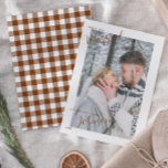 Karierte Merry & Verheiratet Script Foto Weihnacht<br><div class="desc">Feiern Sie Ihre ersten Weihnachten als Neuvermählte mit dieser wunderschön gestalteten Karierten Merry & Verheiratet Script Foto Weihnachtskarte, mit einem intimen Foto-Layout und einem stilvollen gesalzenen Karamelll und weißen Büffel Karo kariert Backer. Diese Karte ist perfekt, um Familie und Freunden einen angenehmen Urlaub zu ermöglichen. Sie vereint die Eleganz eines...</div>
