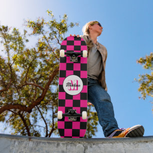Karierte Quadrate heißrosa schwarz Retro-Monogramm Skateboard
