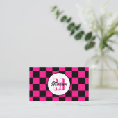 Karierte Quadrate Hot Pink Schwarz Retro Monogramm Visitenkarte (Stehend Vorderseite)