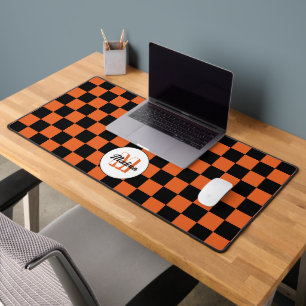 Karierte Quadrate schwarz und orange Retro-Monogra Schreibtischunterlage