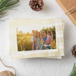 Karierte Rahmen in Weiß und Gold Folien Feiertagskarte<br><div class="desc">Ein bisschen Glanz verwandelt das immer gemütliche Motiv des karierten in ein winterwürdiges Urlaubsmuster, um Ihr bestes Foto des Jahres zu gestalten und Ihren Freunden und Freunden ein fröhliches Urlaubserlebnis zu bieten. Ein Hintergrund mit knackigem Weiß fühlt sich prächtig und luxuriös an, mit echten Goldfolienakzenten und vollständig personalisiertem Text lasse...</div>