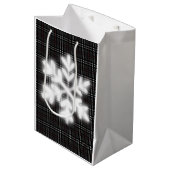 Karierte Schwarz-Grau-Schneeflocke Mittlere Geschenktüte (Vorderseite Schrägansicht)