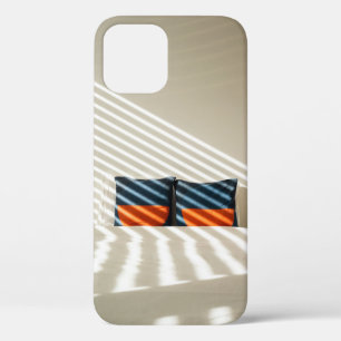 Karierte, schwarzweiße Textilien auf weißem Bett Case-Mate iPhone Hülle