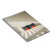 Karierte, schwarzweiße Textilien auf weißem Bett Notizblock (Rechte Seite)