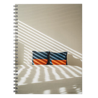 Karierte, schwarzweiße Textilien auf weißem Bett Notizblock