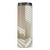 Karierte, schwarzweiße Textilien auf weißem Bett Thermosbecher (Rückseite)