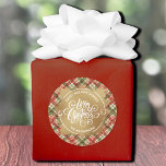 Karierte Weihnachten Runder Aufkleber<br><div class="desc">Frohe Weihnachten in schick weißer Schrift auf einem Pflückchen Imitat Goldfolie,  diese runden Aufkleber sind personalisiert mit Sweet Holiday Wishs und Ihrem Familiennamen in schicker Schrift auf einem goldenen Schnörkel auf einem karierten Urlaubsmuster. PASSEN Sie Teller,  Servietten und weitere Designs in unserem Shop.</div>