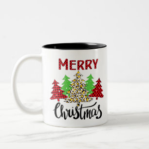 Karierte Weihnachtsbäume in der Tasse Winterwald