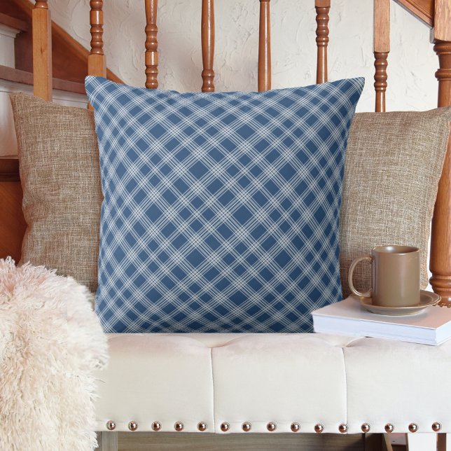 Karierter blauer und weißer Karo Kissen (Classic Blue and White Diagonal Check Plaid Throw Pillow)