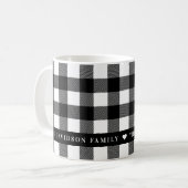 Karierter Familienname in Schwarz und Weiß Buffalo Kaffeetasse (Vorderseite Links)