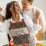 Karierter Familienname personalisiert Schürze<br><div class="desc">Rustikale Weihnachten Klassik dunkelrot grün karierte Tartan-Schürze personalisiert mit Familienname und Text.</div>