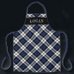 Karierter Personalisierter Urlaub in Navy Blue Wat Schürze<br><div class="desc">Festliche saisonale Schürze mit klassisch marineblau,  schwarz und weiß karierter schottischer Tartan mit weißem Serif-Monogramm-Text,  der mit einem Namen personalisiert werden kann. Ob Sie nun Weihnachts-Dinner kochen,  Ferienkekse backen oder Geschirr machen,  in dieser Ferienzeit werden Sie stilvoll aussehen!</div>