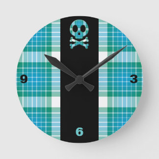 Karierter Schädel im Ozean Runde Wanduhr