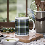 Karierter schottischer Clan Gordon Green White Kar Kaffeetasse<br><div class="desc">Klassische Kaffeemaschine-Tasse mit dem beliebten karierten Muster des Clans Gordon Scottish. Dieses klassische karierte Muster macht diese heiße Schokoladentasse zu einem wertvollen Geschenk für jeden Kaffee- oder Teeliebhaber,  der selbst besondere Anlass oder Leckerei mag</div>