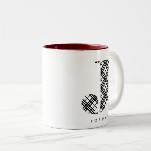 Karierter Schwarz-Weiß-Letter J Zweifarbige Tasse (VorderseiteRechts)