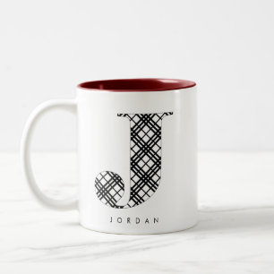 Karierter Schwarz-Weiß-Letter J Zweifarbige Tasse