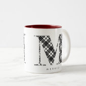 Karierter Schwarz-Weiß-Letter M Zweifarbige Tasse (VorderseiteRechts)