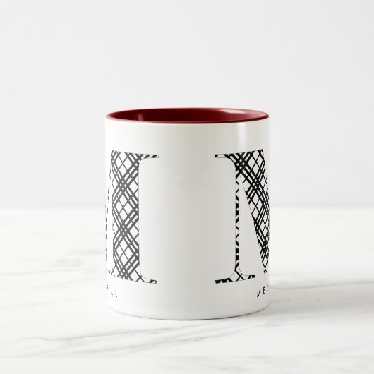 Karierter Schwarz-Weiß-Letter M Zweifarbige Tasse (Mittel)