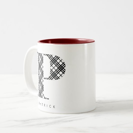 Karierter Schwarzweißbuchstabe P Zweifarbige Tasse (Vorderseite Links)