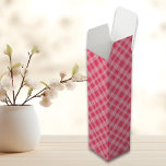 Karierter Sommer Pink Tartar Weinbox<br><div class="desc">Mit unserer OPink Tartar karierten Weinkiste können Sie Ihren Ansammlungen einen Sommerspass hinzufügen! Diese stilvolle Box ist der perfekte Weg, um Ihre Lieblingsflasche Wein zu jeder Sommerzeit zu präsentieren, von Picknick bis Grill. Das lebendige OPink Tartar karierte Design bringt eine Touch Sommersonne in Ihr Geschenk. Egal ob Sie einen besondere...</div>