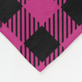 Kariertes Buffalo-Muster in Rosa und Schwarz Fleecedecke (Ecke)