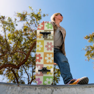 Kariertes Farbige Retro-Blumenmuster Skateboard