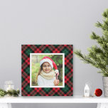 Kariertes Foto für Rot und Grün Leinwanddruck<br><div class="desc">Diese festliche karierte Weihnachtsmauer-Leinwand verfügt über einen eigenen Platz für Fotos mit quadratischem , gerahmt von einem roten, Jägergrün und schwarzen Uhr schottischen tartan karierten Muster Hintergrund. Foto Tipp: schneiden Sie Ihr Foto vor dem Hochladen auf eine quadratische Form.</div>